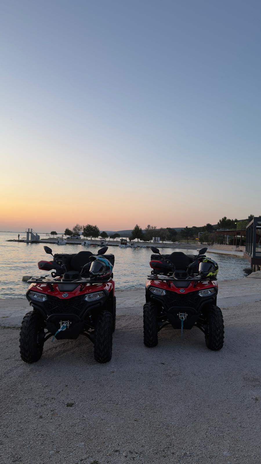 Zwei Quads am Meer bei Sonnenuntergang
