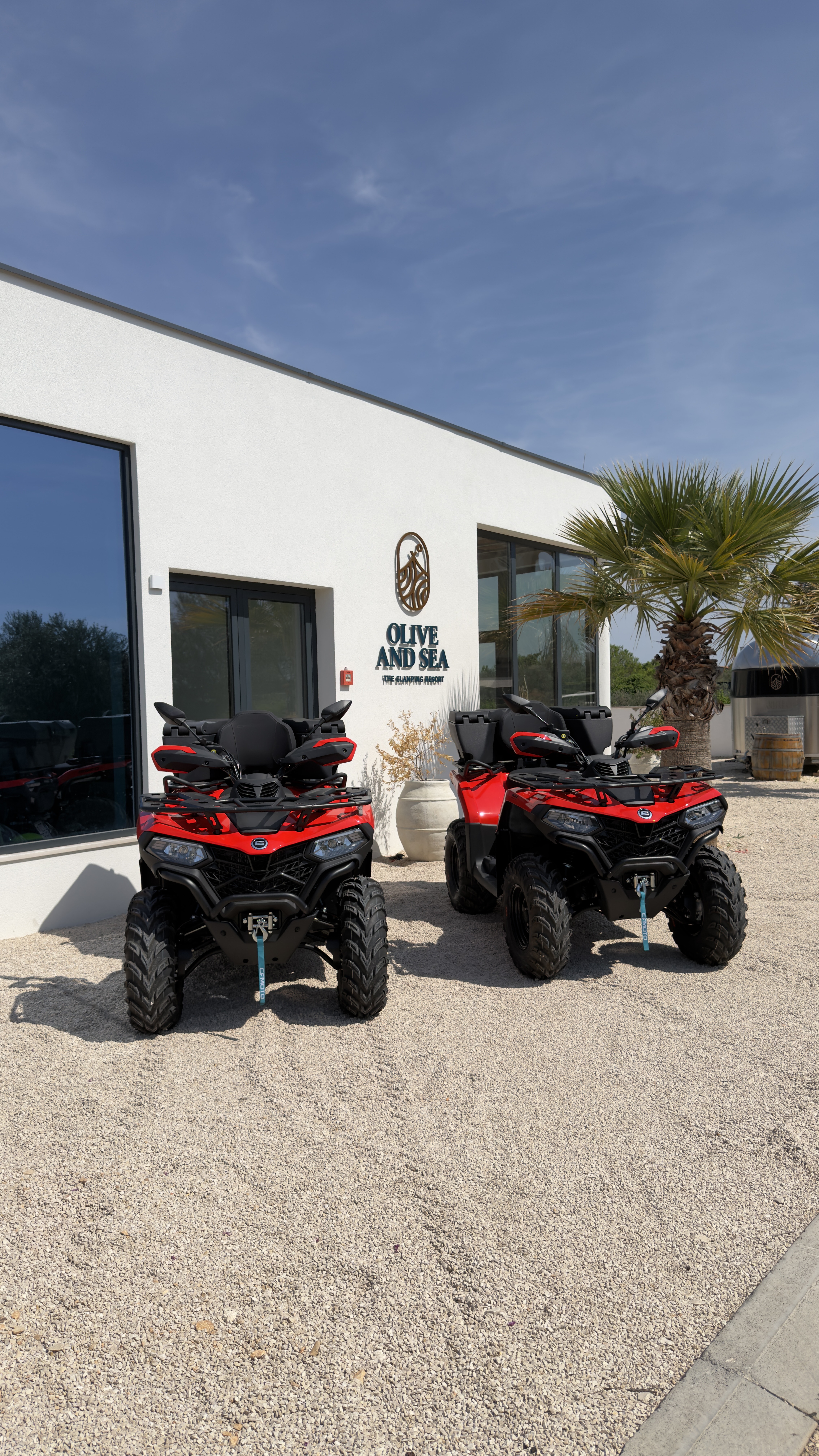 Zwei Quads vor Olive and Sea